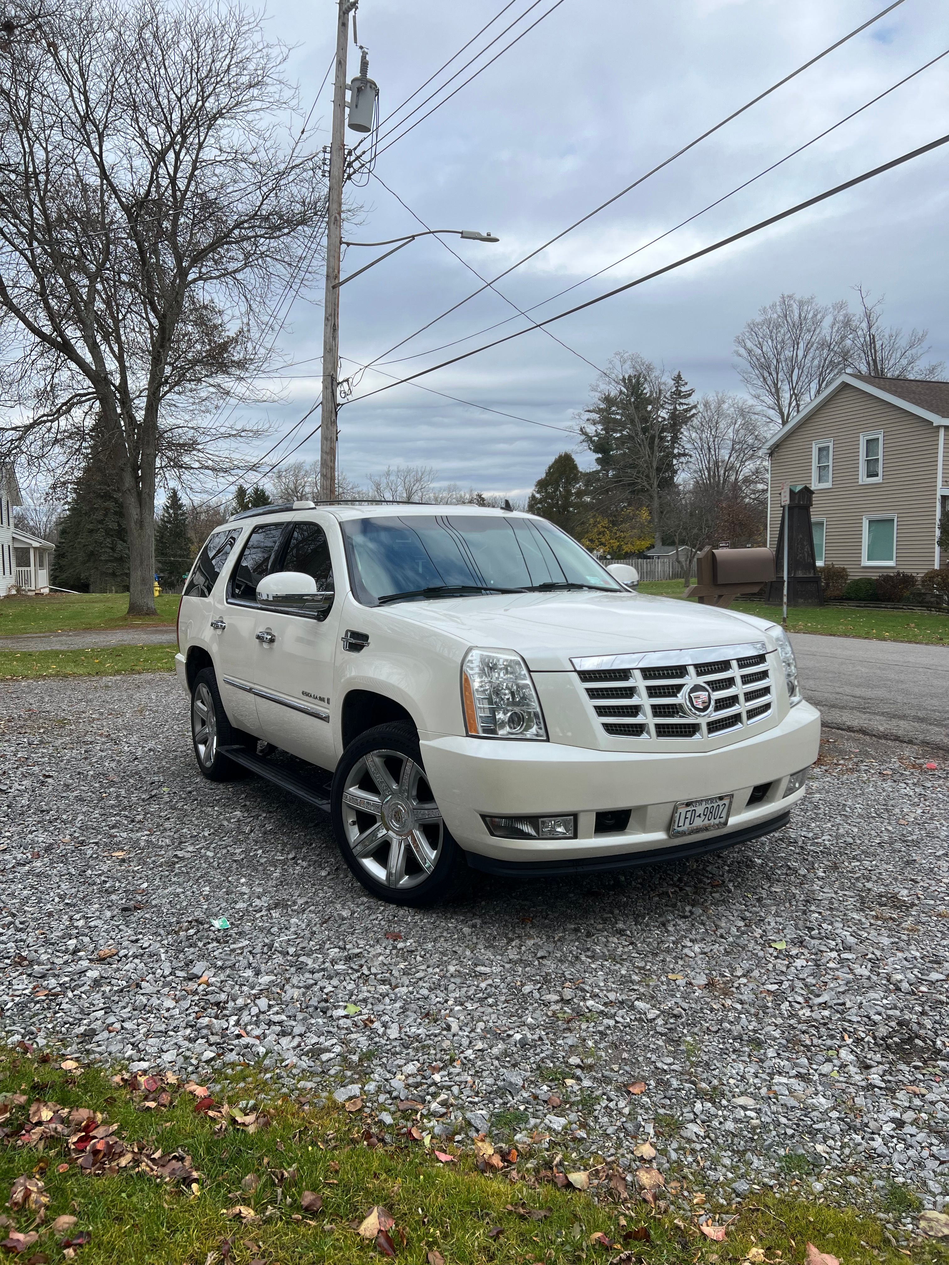 Used 2007 Cadillac Escalade AWD w/ Information Package image 1