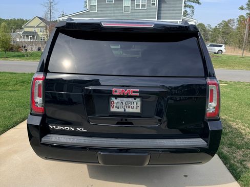 Used 2018 GMC Yukon XL SLT w/ Premium Edition image 10