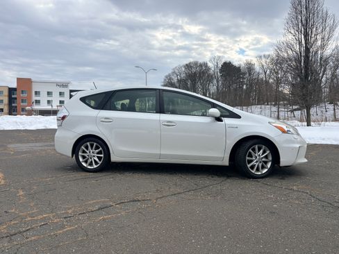 Used 2013 Toyota Prius V Five image 2