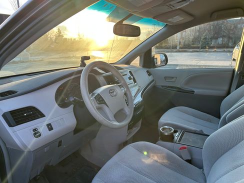 Used 2013 Toyota Sienna LE image 1