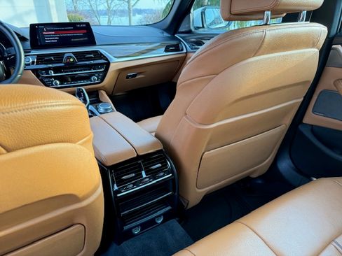 Used 2019 BMW 530e xDrive w/ M Sport Package image 21