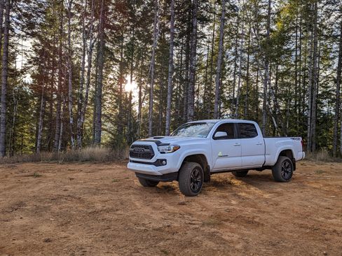 Used 2017 Toyota Tacoma TRD Sport image 12