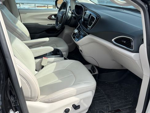 Used 2017 Chrysler Pacifica Touring-L Plus w/ Advanced Safetytec Group FWD image 13