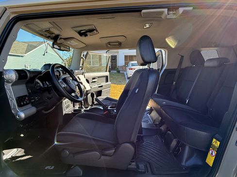 Used 2013 Toyota FJ Cruiser 4WD image 12