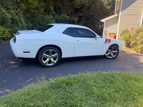 Used 2013 Dodge Challenger R/T RWD image 2