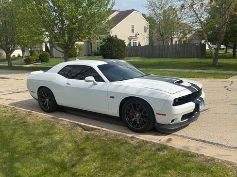 Used 2015 Dodge Challenger SRT w/ Technology Group RWD image 3