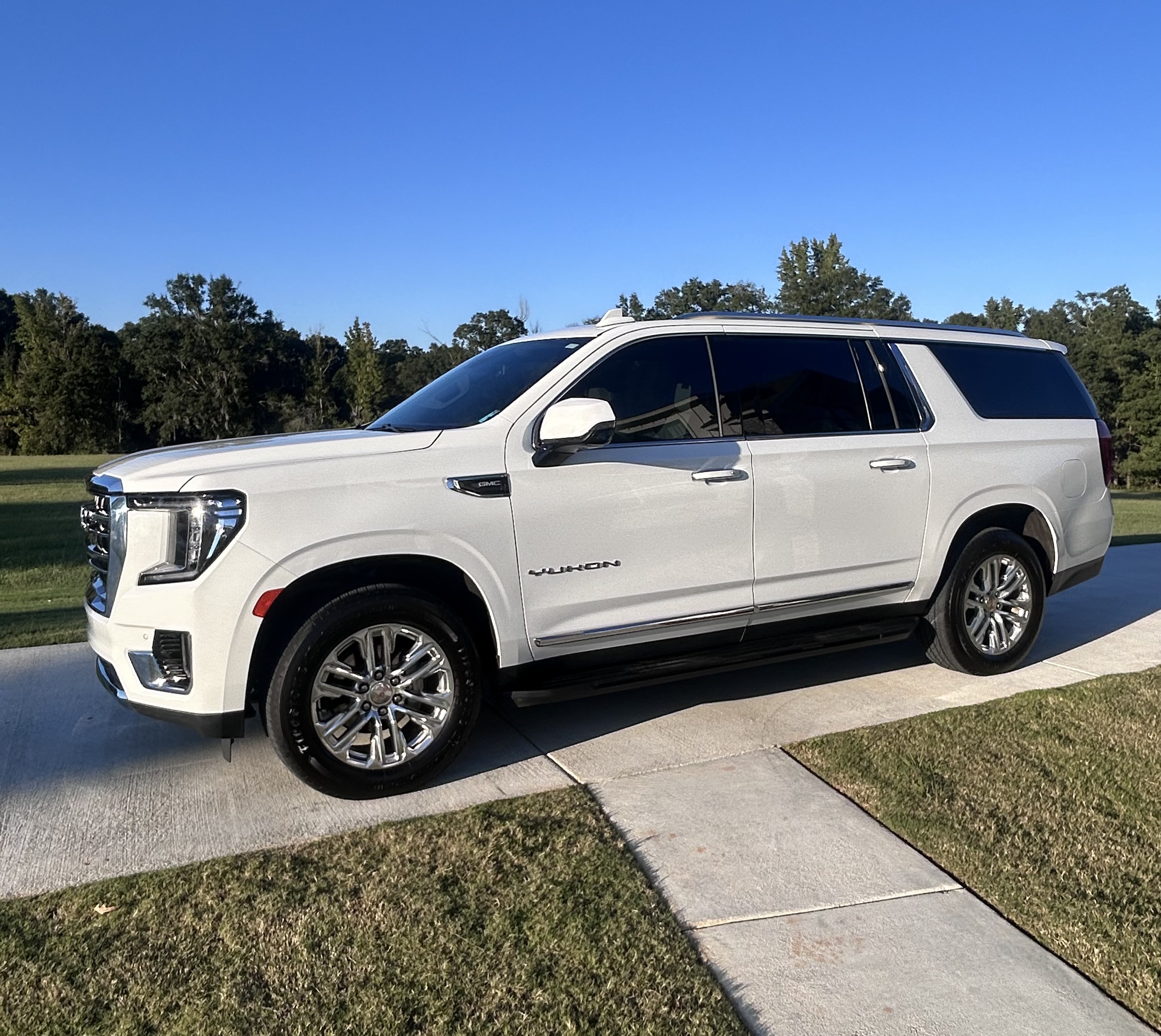 Used 2022 GMC Yukon XL SLT w/ SLT Premium Package RWD image 14
