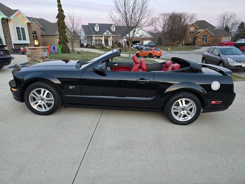 Used 2005 Ford Mustang GT Premium image 2