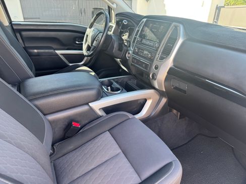 Used 2021 Nissan Titan SV w/ SV Convenience Package RWD image 8