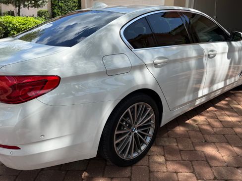 Used 2020 BMW 530i w/ Premium Package image 2