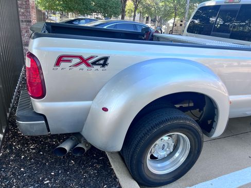 Used 2016 Ford F350 Lariat w/ Lariat Interior Package image 20