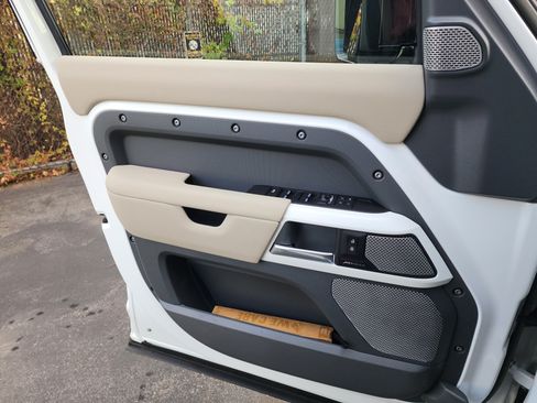 Used 2023 Land Rover Defender 130 S image 13