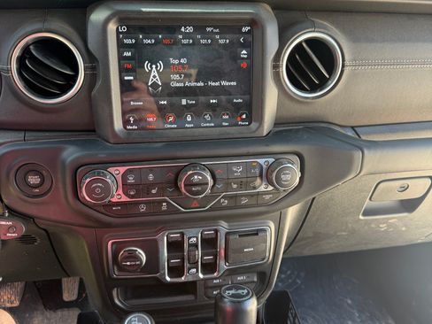 Used 2018 Jeep Wrangler Unlimited Sahara AWD/4WD image 6