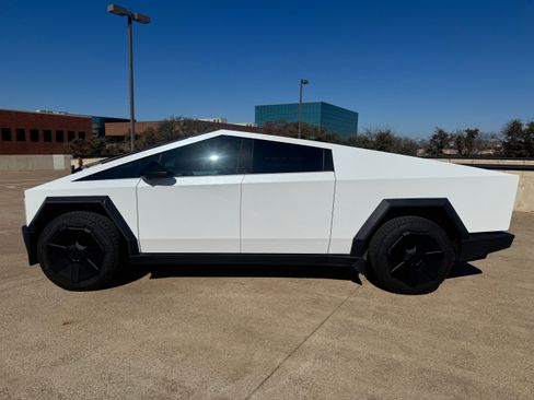 Used 2024 Tesla Cybertruck AWD Crew Cab image 5