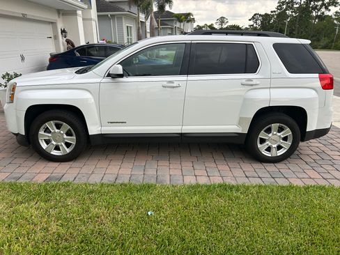 Used 2011 GMC Terrain SLE FWD image 2
