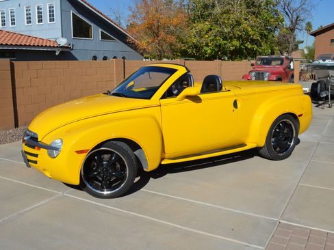 Used 2004 Chevrolet SSR w/ Preferred Equipment Group image 6