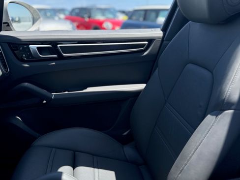 Used 2022 Porsche Cayenne GTS AWD/4WD image 9