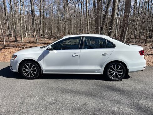 Used 2017 Volkswagen Jetta SE image 2