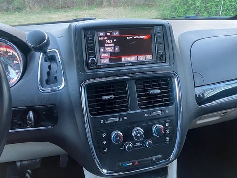 Used 2017 Dodge Grand Caravan SXT image 10