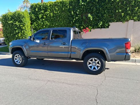 Used 2016 Toyota Tacoma TRD Off-Road image 4