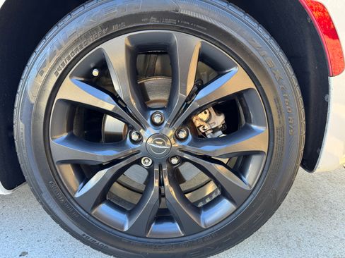 Used 2019 Chrysler Pacifica Limited w/ Advanced Safetytec Group image 2