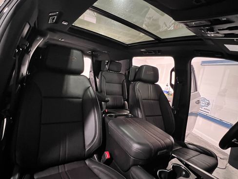 Used 2025 Chevrolet Suburban High Country AWD/4WD image 8