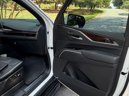 Used 2022 Cadillac Escalade Premium Luxury AWD/4WD image 25