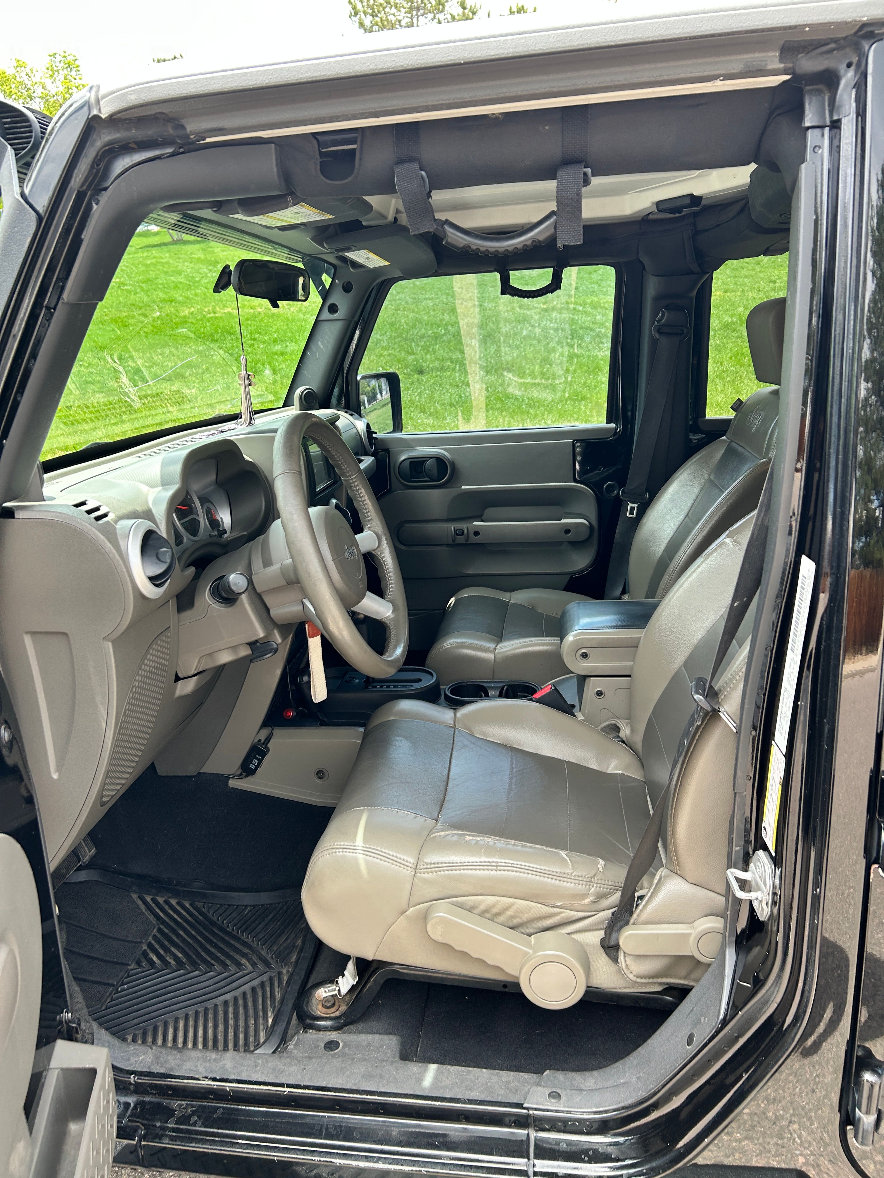 Used 2010 Jeep Wrangler Unlimited Sahara AWD/4WD image 4