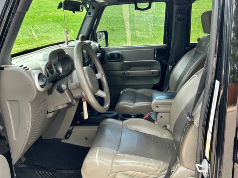 Used 2010 Jeep Wrangler Unlimited Sahara AWD/4WD image 4