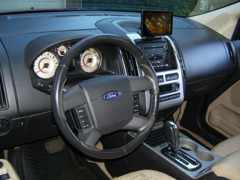Used 2010 Ford Edge SEL image 9
