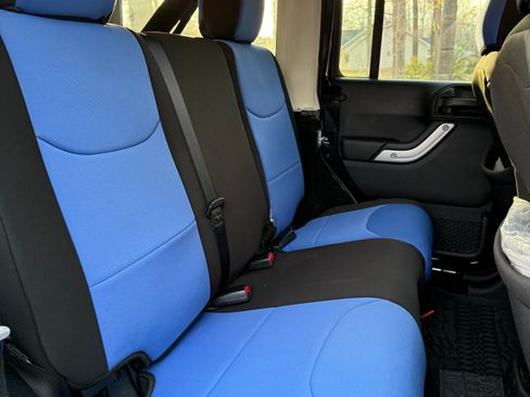 Used 2017 Jeep Wrangler Unlimited Sahara w/ Connectivity Group image 8