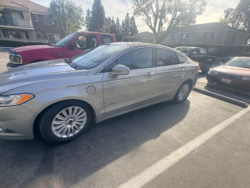 Used 2015 Ford Fusion Energi SE image 2