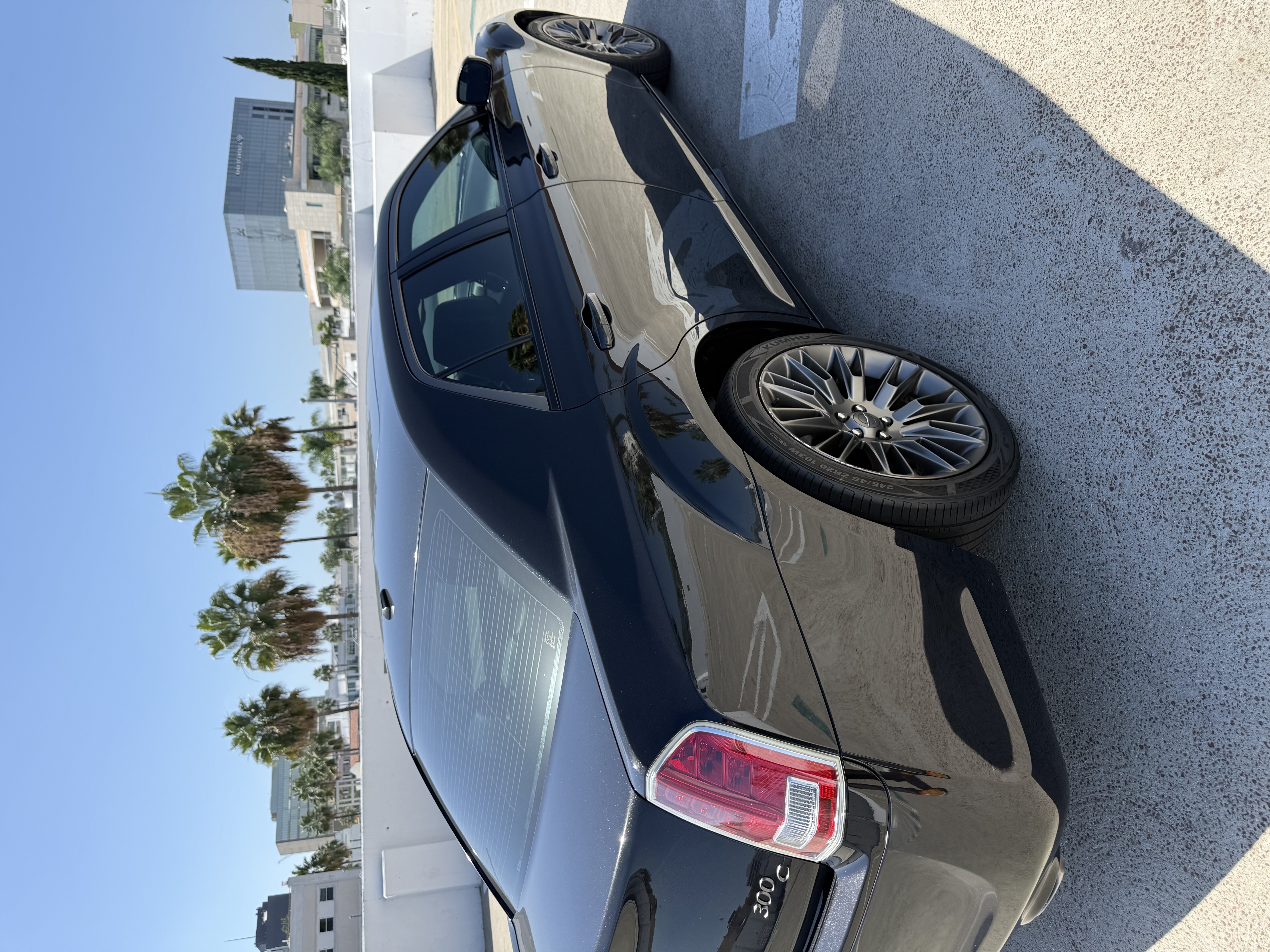 Used 2014 Chrysler 300 C RWD image 2
