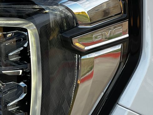 Used 2024 GMC Yukon Denali AWD/4WD image 9