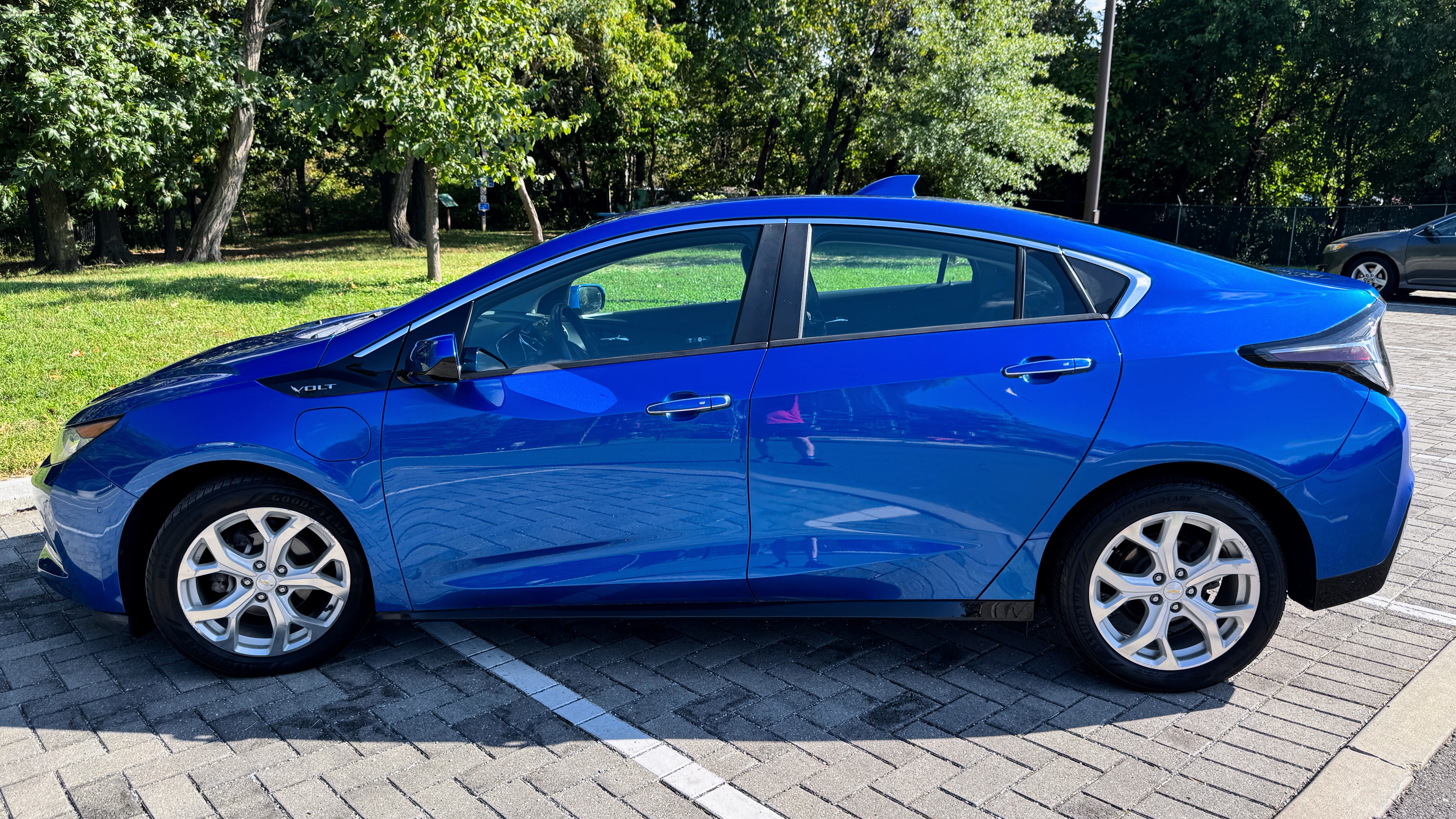 Used 2017 Chevrolet Volt Premier w/ Driver Confidence II Package FWD image 6