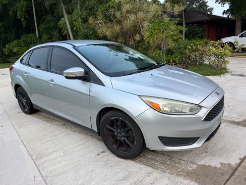 Used 2015 Ford Focus SE FWD image 4