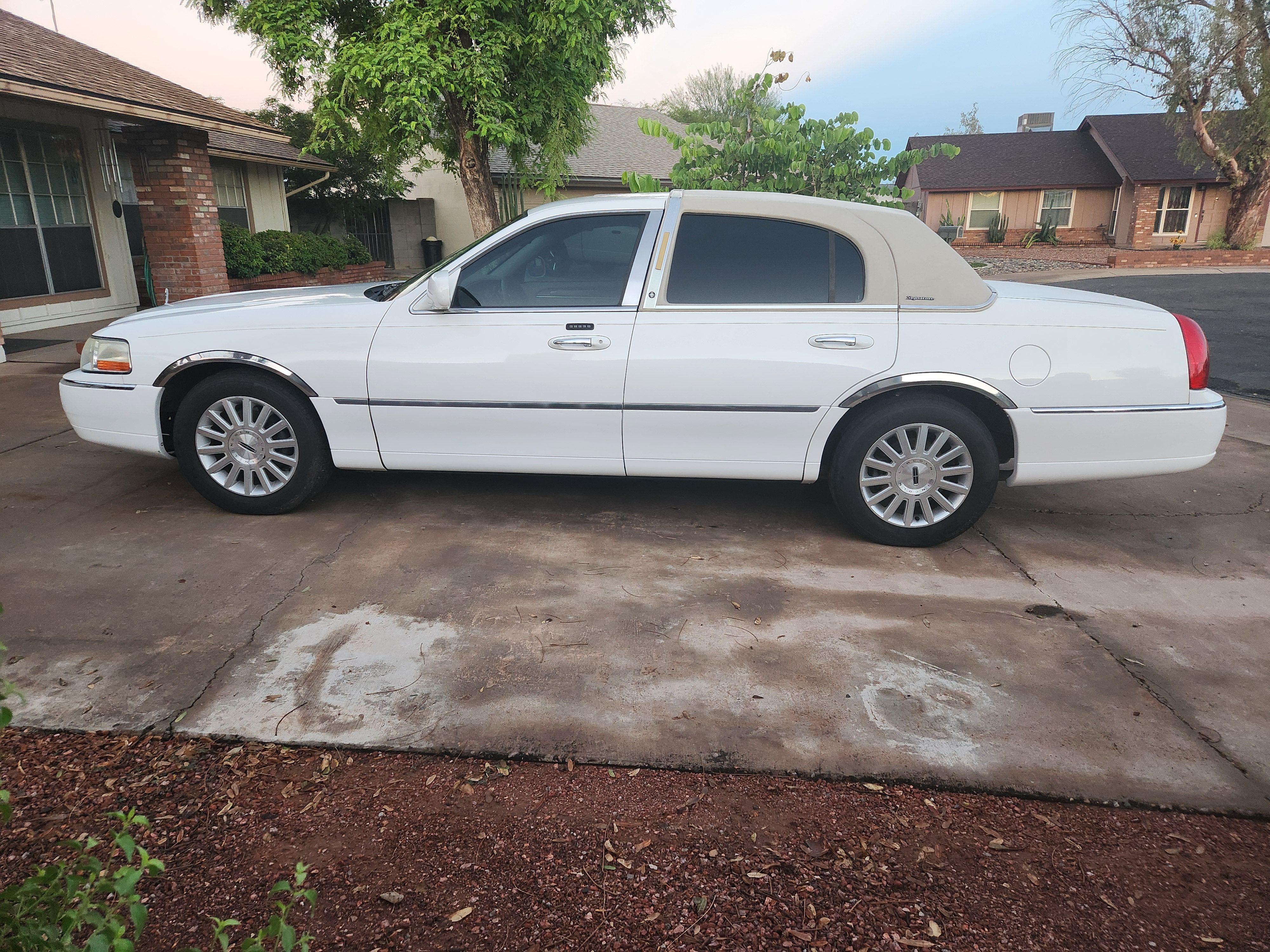Used 2003 Lincoln Town Car Executive RWD image 4