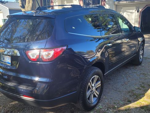 Used 2017 Chevrolet Traverse LT image 2