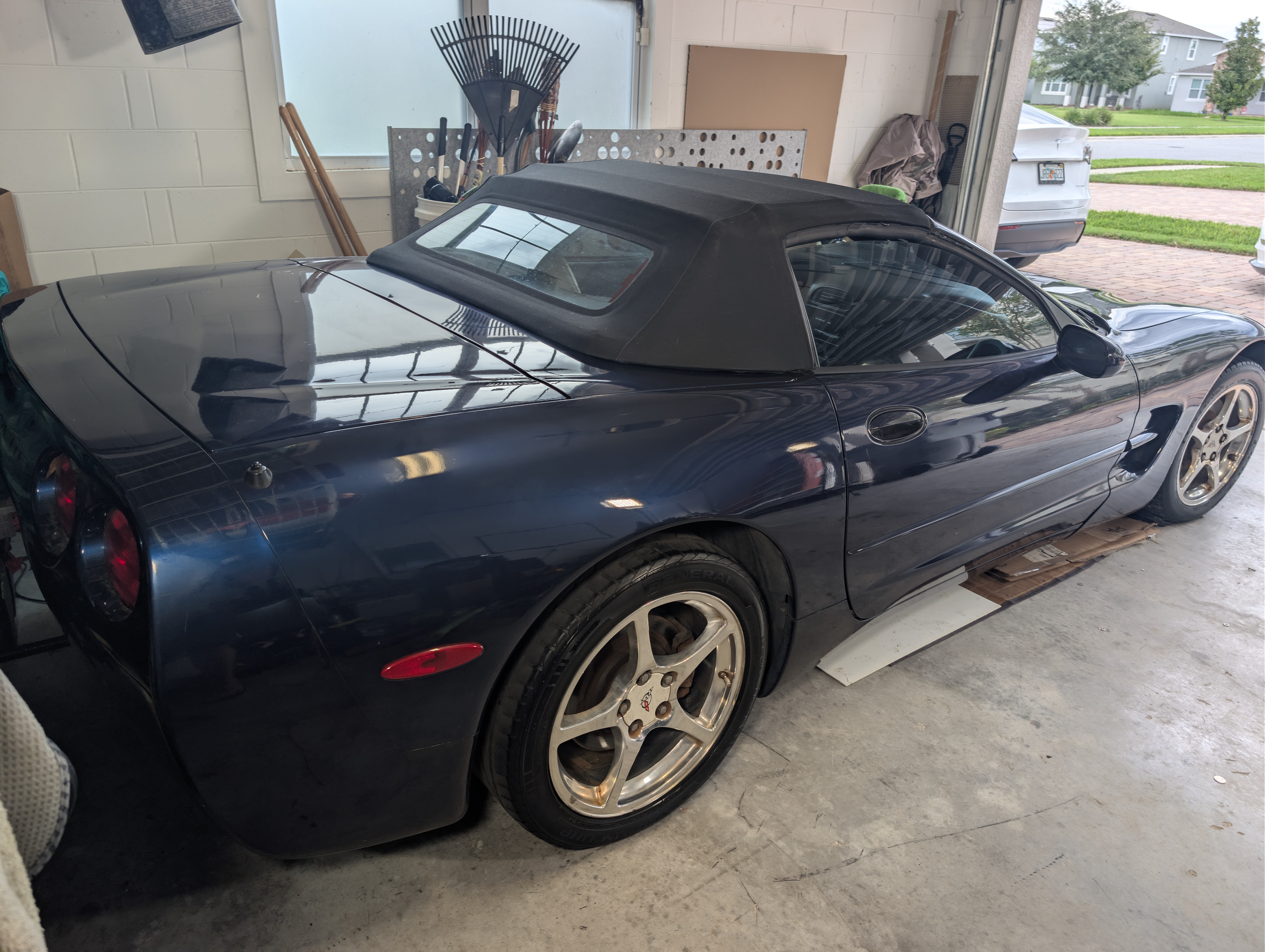 Used 2001 Chevrolet Corvette Convertible w/ Preferred Equipment Group2 RWD image 6