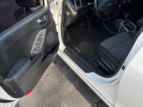 Used 2017 Kia Forte S FWD image 10