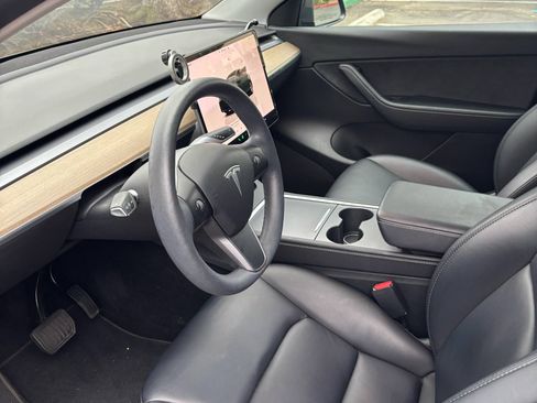 Used 2022 Tesla Model Y Long Range image 10