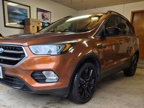 Used 2017 Ford Escape SE w/ SE Sport Appearance Package image 2