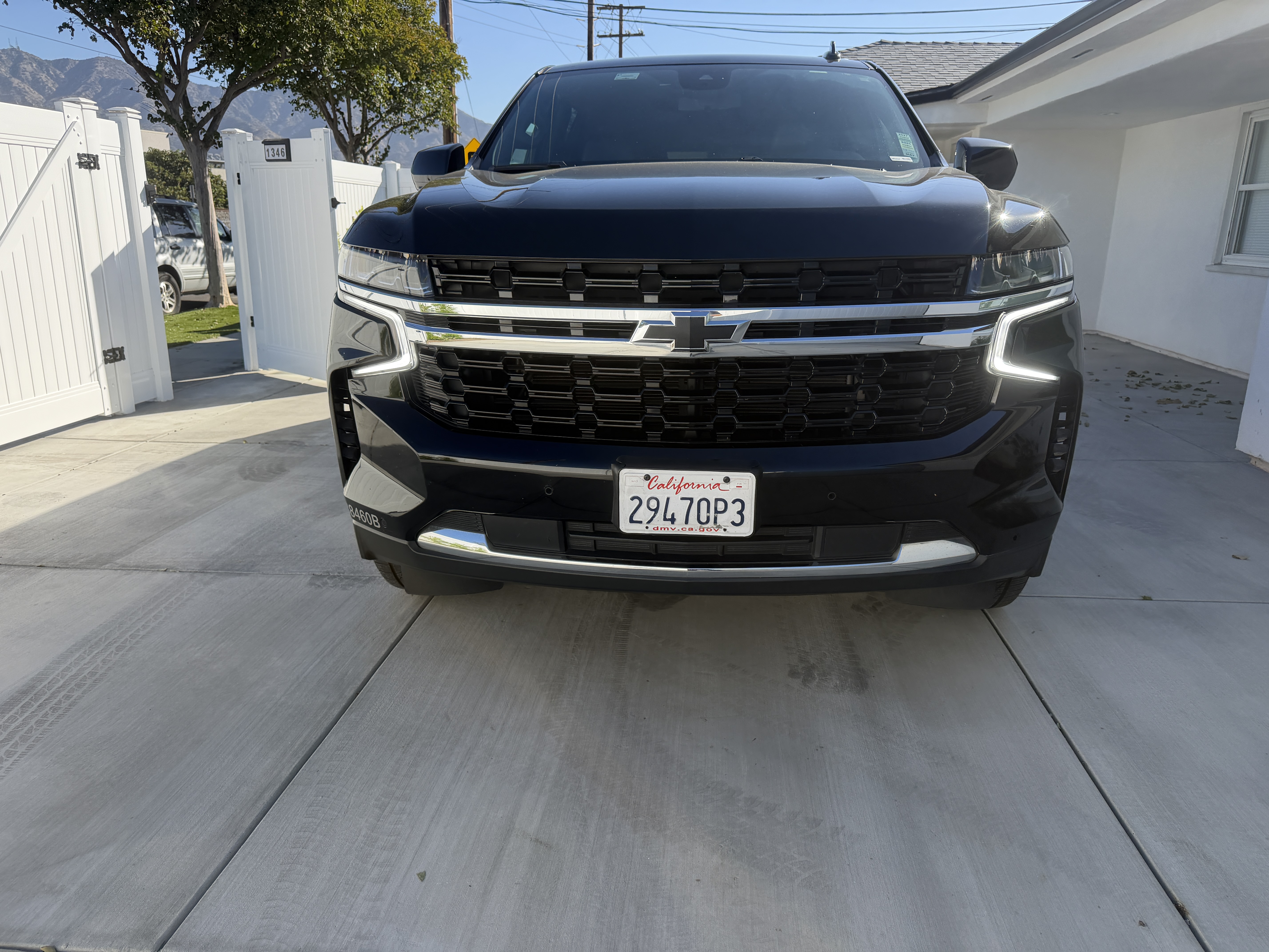 Used 2023 Chevrolet Suburban LS RWD image 2