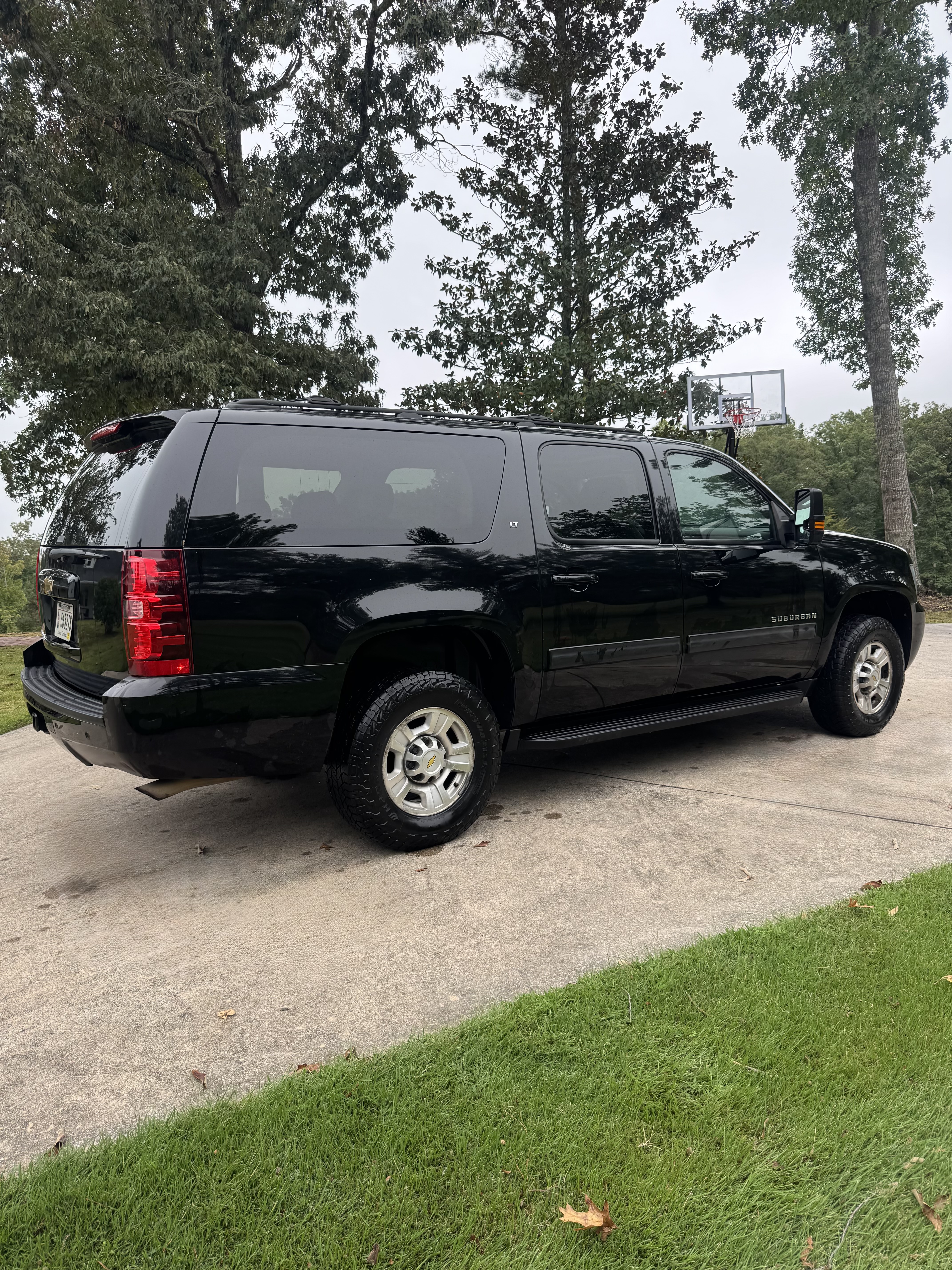 Used 2011 Chevrolet Suburban 2500 LT w/ Luxury Package AWD/4WD image 4