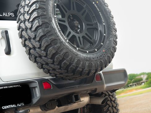 Used 2020 Jeep Wrangler Unlimited Sahara image 8