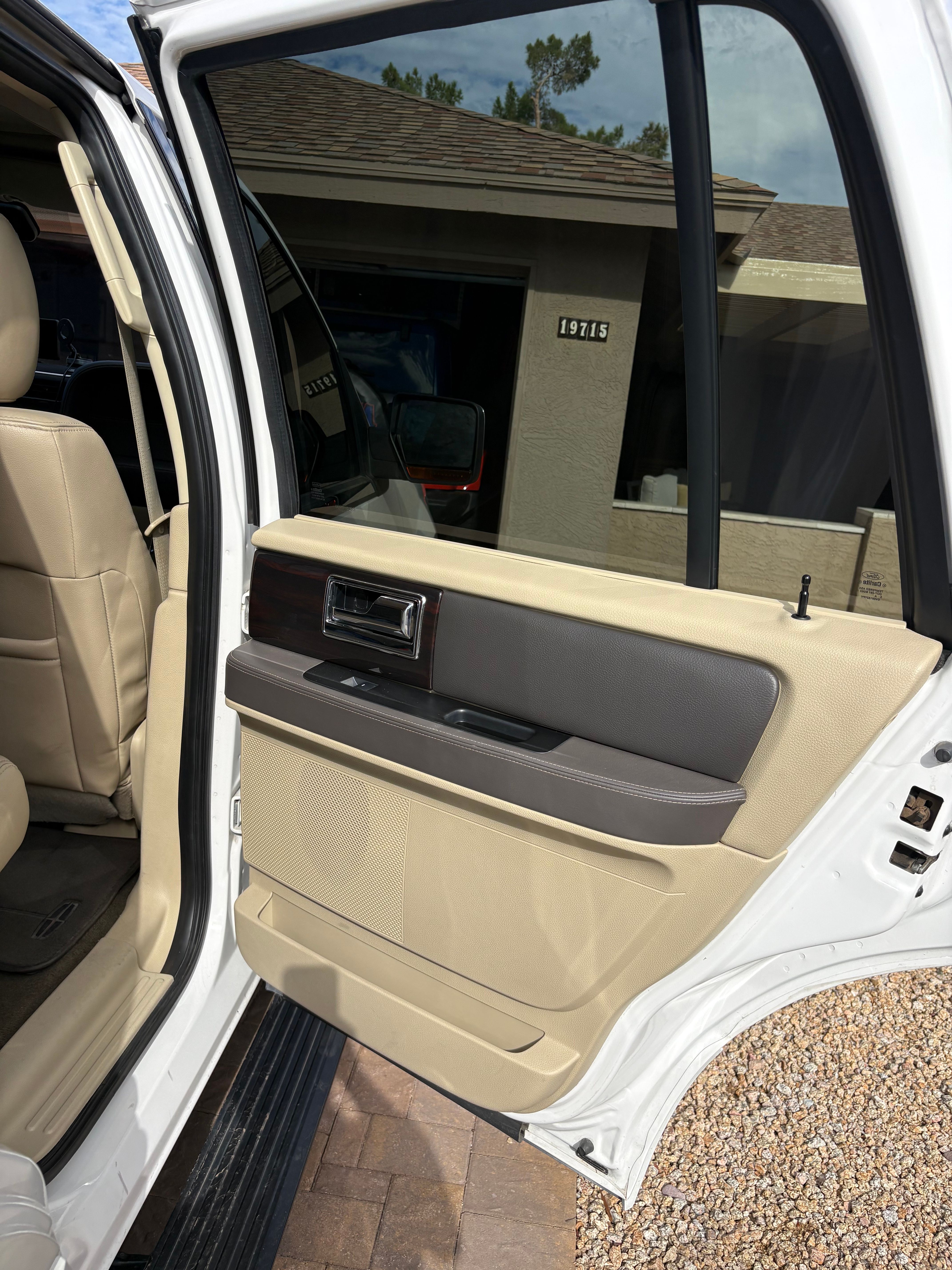 Used 2015 Lincoln Navigator 4WD w/ Equipment Group 101A Reserve image 13
