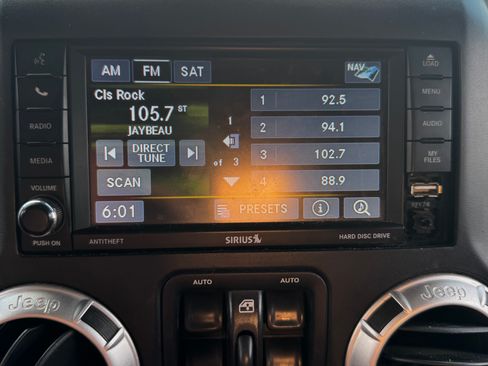 Used 2015 Jeep Wrangler Unlimited Sahara w/ Connectivity Group AWD/4WD image 14