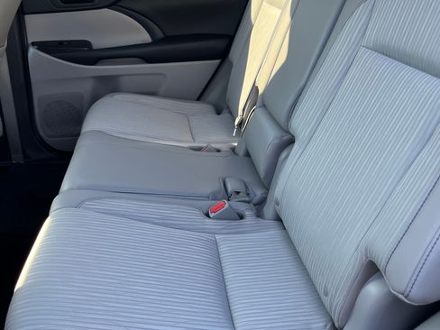 Used 2014 Toyota Highlander Plus image 10