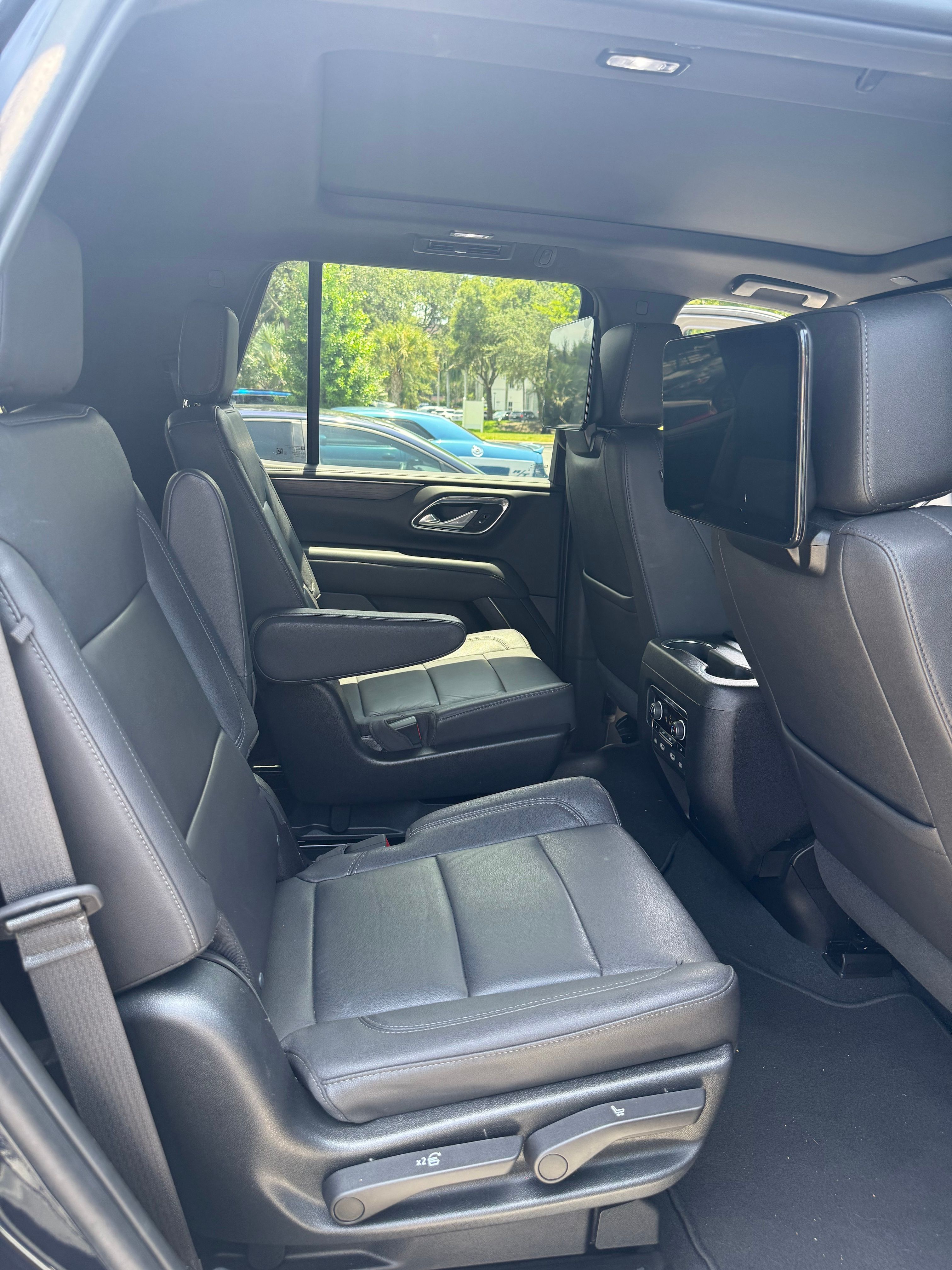 Used 2023 Chevrolet Tahoe Z71 w/ Luxury Package AWD/4WD image 8
