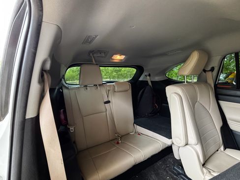 Used 2023 Toyota Highlander XLE FWD image 8